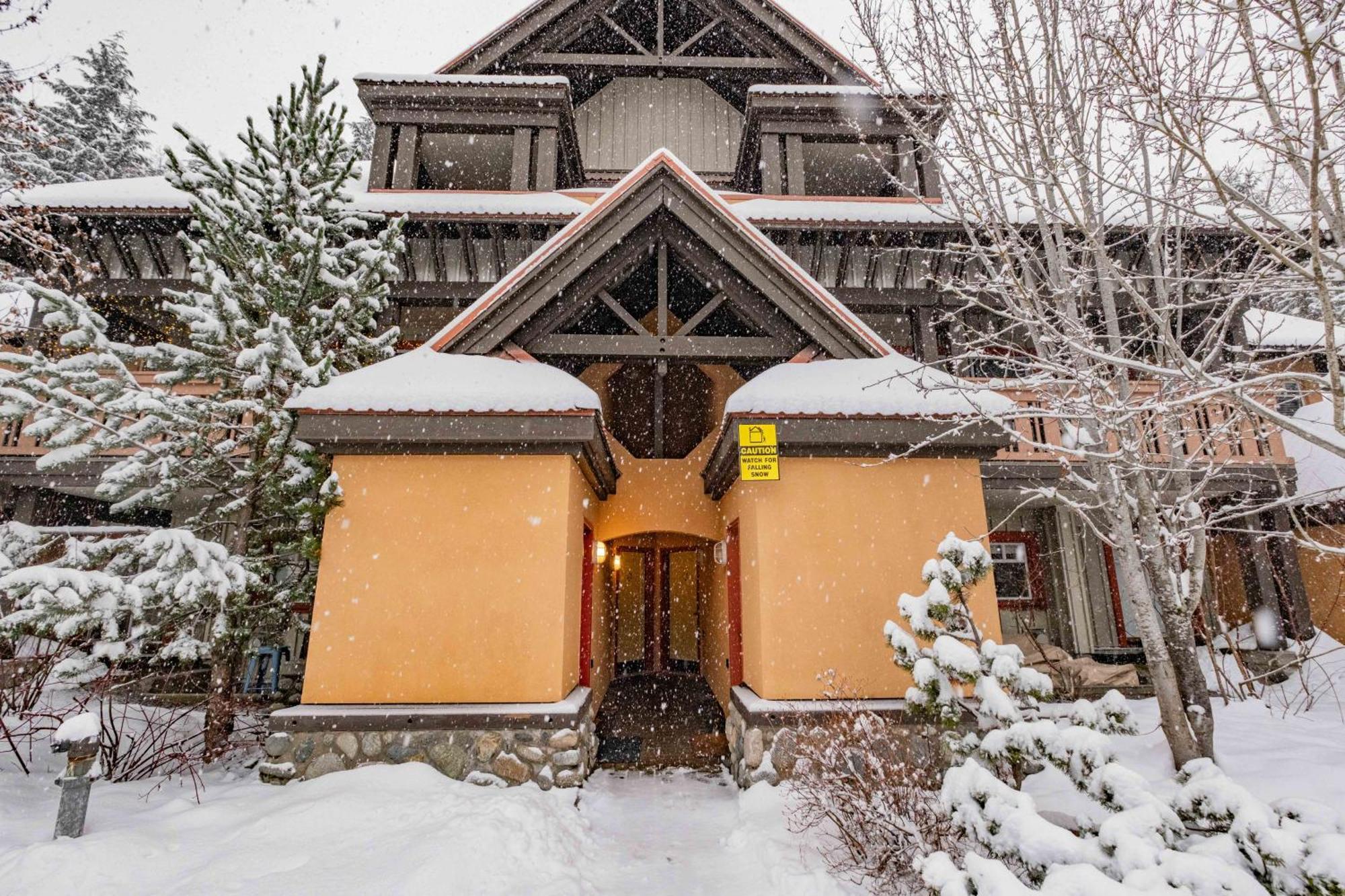 Sunpath By Outpost Whistler Villa ภายนอก รูปภาพ